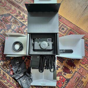 Leica M10-R, black paint, Ltd. mint condition after service.-